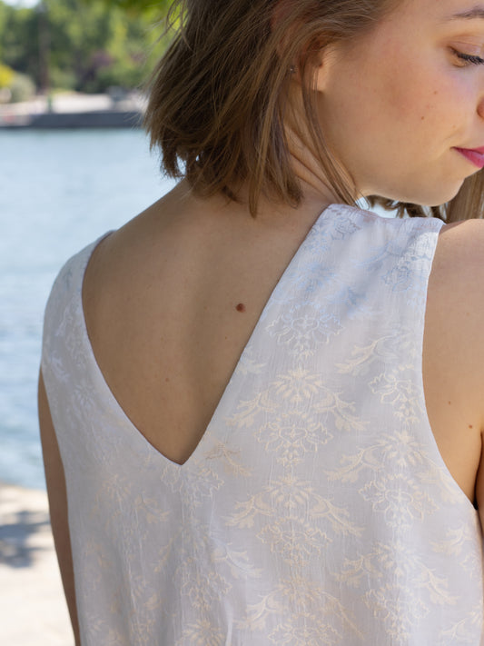 Top col V blanc à motifs argentés